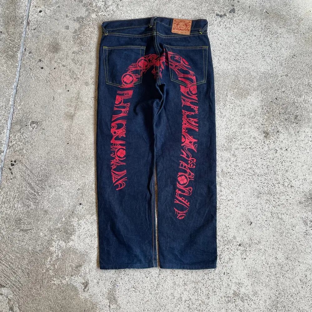 sjuka evisu jeans 🤧rå denim me sjukt print🤧9/10 cond inga konstigheter, lite faded print🤧kom privat för fler bilder & mått🤧. Jeans & Byxor.