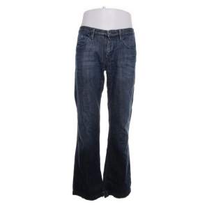 Säljer dessa baggy jeans från sellpy som inte passade mig💗 Dem sitter lågmidjat🙌 midjemått: 40cm, innerbenslängd: 78cm, total längd: 99cm💗💗💗