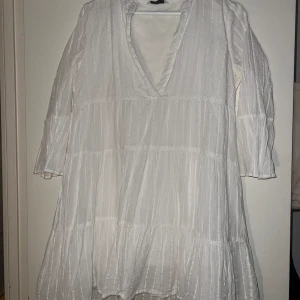 Sommar klänning vit  - Super söt vit sommarklänning från Pigalle som är så luftig och perfekt till sommaren❤️ Storlek S/M. Använd en del men i bra skick 