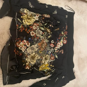 Svart mönstrad off shoulder tröja - En svart off shoulder tröja lite blus aktig från zara. Bra skick och säljs inte längre. Den är i L men passar mig som har S !!!Står ej för frakt!!!