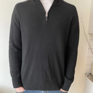 Stickad tröja - Skön stickad halfzip tröja från hm, storlek large. Kan frakta på posten eller mötas upp i stockholm