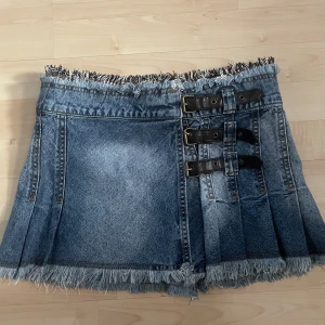 Denimkjol  - Kort denimkjol som inte kommer till användning längre. Storleken är 36 men passar även om man är 34. 
