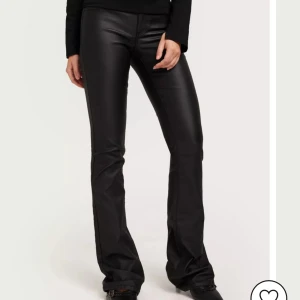 Skinn/läder byxor - Säljer mina skinnbyxor från Only i storlek m/34 men dom sitter som en större S skulle jag säga, dom är använda ungefär 5 gånger och säljer för att jag har köpt ett par andra, en defekt längst ner på benet men inget man tänker på, mer info privat🩷