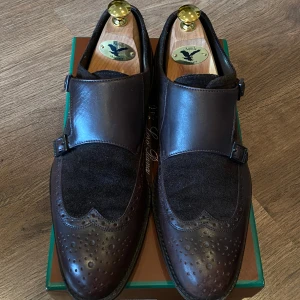 Kostymsko- Hugo Boss - Mörkbrun finsko strl 42. Ord pris 4500kr, väl bevarade.