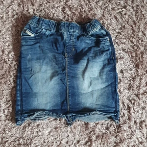 Fin jeans kjol - Säljer denna fina kjolen då den it används. Går och spänna åt vid midjan.