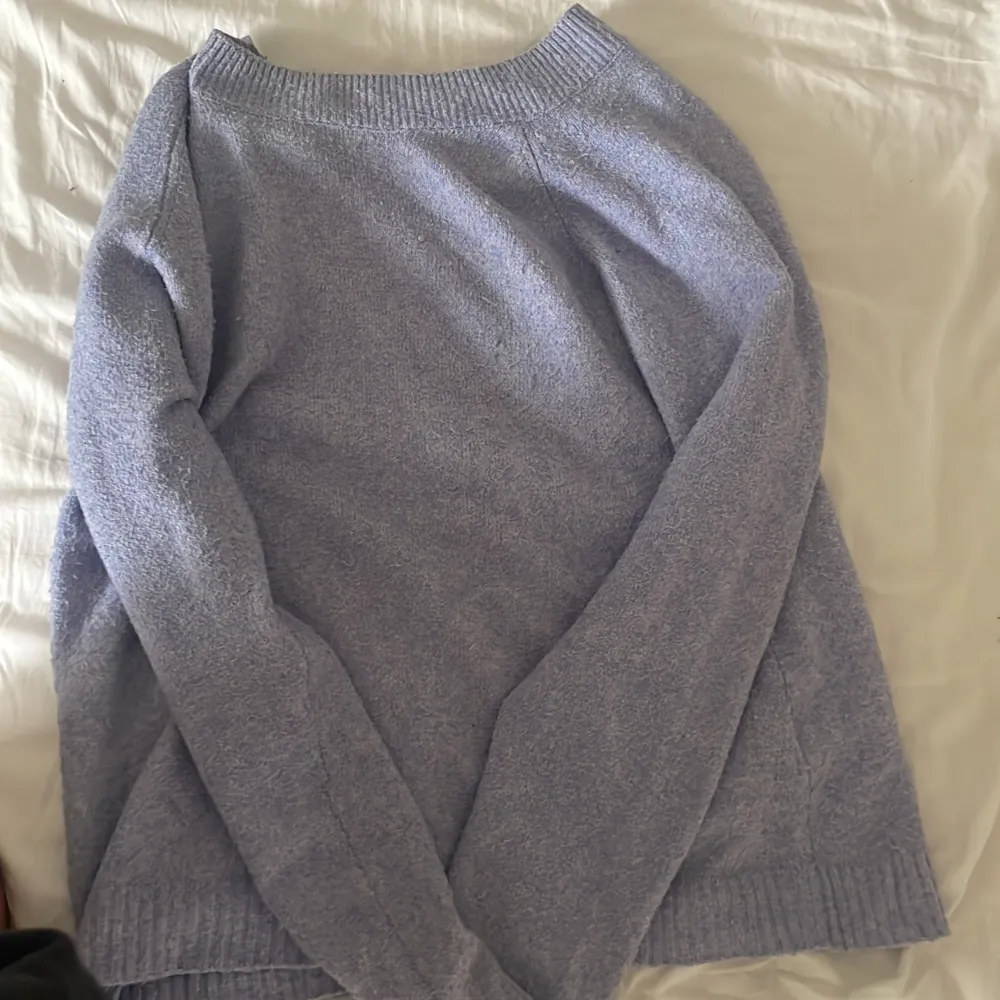 Slutsåld stickad tröja från vero moda i lila /blå ish färg💕 Storlek M men passar S också, I toppskick. Tröjor & Koftor.