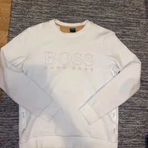 Hugo boss tröja - Säljer denna Hugo boss kofta, är i perfekt skick och storleken är M