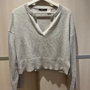 Hej! Säljer denna sköna stickade tröjan ifrån Gina tricot i storlek M. Passar mig som har S. Köptes för 399 kr men säljer för 149 kr💗