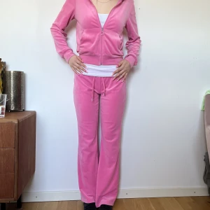 mjukissett  - snyggt rosa mjukissett från gina tricot, knappt använt! 