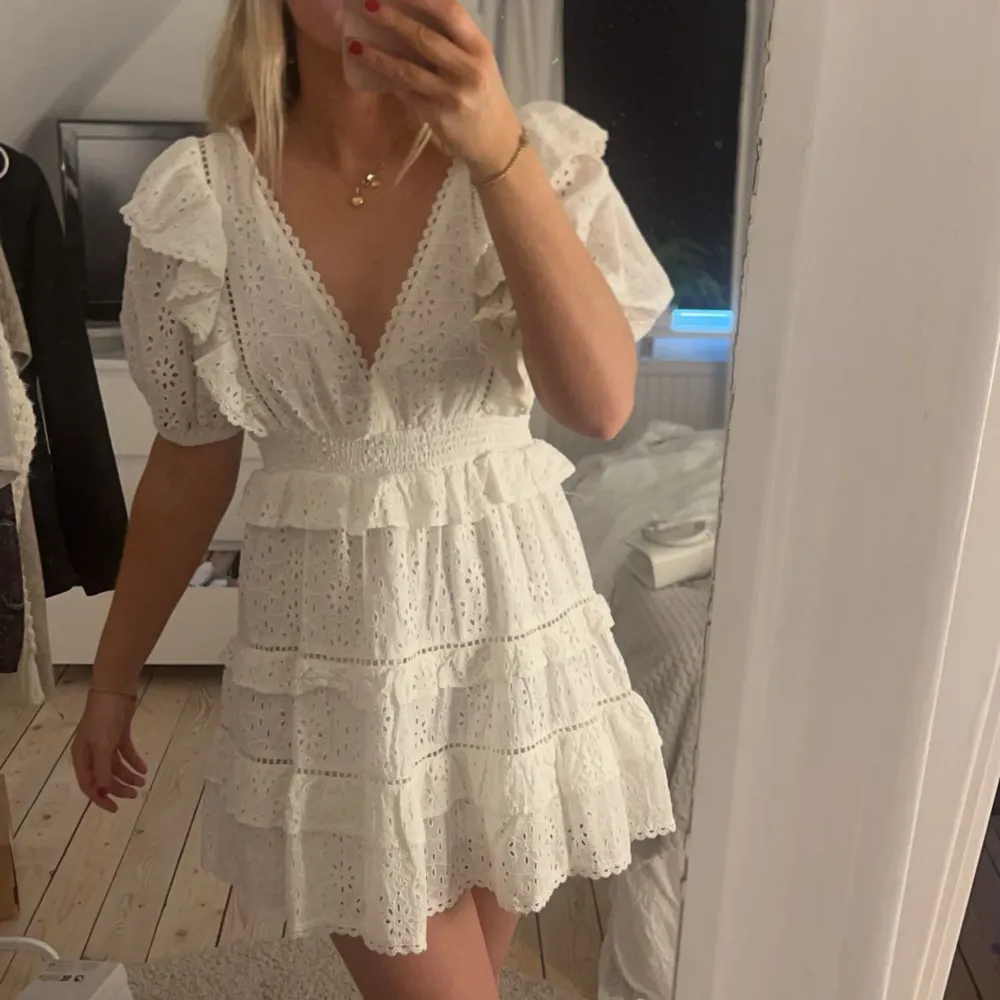 Säljer denna supersnygga vita klänning från ASOS för att jag har hittat en annan. Knappen där bak är sönder (se bild 3) men det går enkelt att laga. Jag är 170cm som preferens! 🩷🩷🩷. Klänningar.