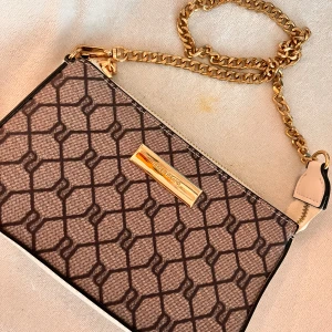 River island handväska slängs om ingen köper  - Säljer min river island handväska för 100kr för att jag inte behöver den längre , finns även en plånbok som sitttt fast i väskan om du ska ha dina kort eller annat 