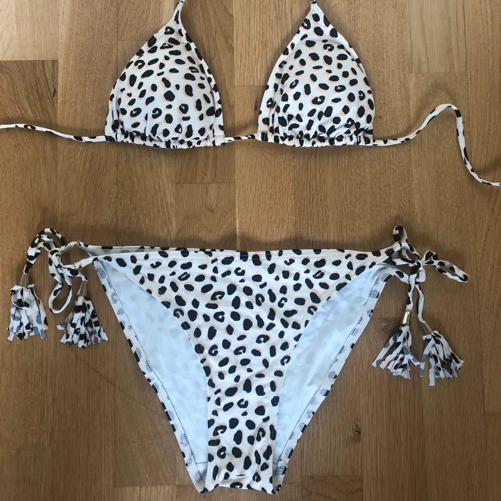 Säljer denna jättesnygga leopardmönstrade bikinin från Ellos eftersom den tyvärr är för stor för mig! Helt oanvänd!💞 Skriv gärna för fler bilder eller diskutera pris!💘🐆. Övrigt.