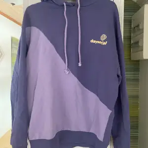 Oversized hoodie med två olika lila färger💜 köpt från asos 