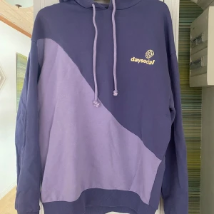 Lila oversized hoodie - Oversized hoodie med två olika lila färger💜 köpt från asos 