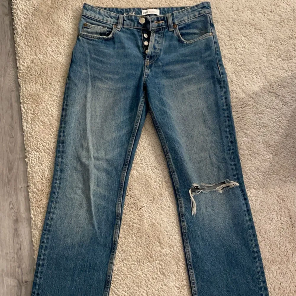 Säljer dessa jeans från zara då de inte kommer till användning längre och de börjar bli för små. Midwaist, straight och fint skick! Skriv för fler frågor❤️. Jeans & Byxor.