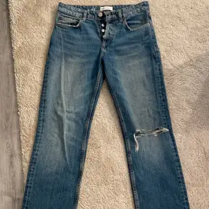 Säljer dessa jeans från zara då de inte kommer till användning längre och de börjar bli för små. Midwaist, straight och fint skick! Skriv för fler frågor❤️