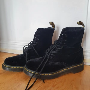 Dr Martens svart sammet  - Superfina Dr Martens i svart sammet. Använda endast ett fåtal gånger. Syns endast lite märken i sammeten.