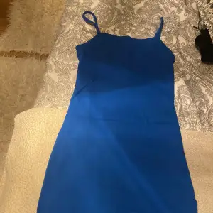 blå klänning ifrån newyorker i storlek 38, men passar även mig som brukar 32/34. använder ej