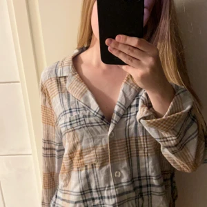 Skjorta - En skjorta som är perfekt som pyjamas, en liten ficka på vänster sida. Oanvänd, endast testad. Skriv privat vid frågor 💓