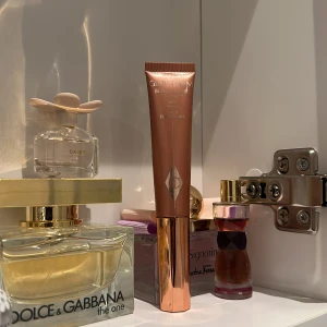  Charlotte Tilbury glowgasm - Den virala blusen från Charlotte Tilbury (glowgasm) i färgen pinkgasm.  Endast använd ett fåtal gånger, som ny.   Köpt på Westfield mall i London🤍✨