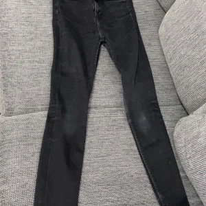 Jeans - 2 olika skinny jeans svarta väldigt sköna och mjucka och den andra är i storleken 34