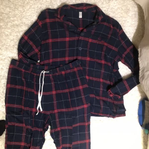 Pyjamassett - Pyjamas med byxor och skjorta från Åhléns. Bra skick