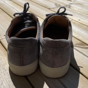 Säljer ett par fräscha Sweyd sneakers i grå mocka, storlek 43 och 44.  - Handtillverkade i Italien med kalvmocka och kalvskinn. Lätta och följsamma, perfekta för långvarigt bruk. Lokalt producerade i en liten fabrik i Toscana. 