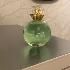 Parfym, lukta gott, öppnad men har bara luktat💕 - Luktar jättegott 