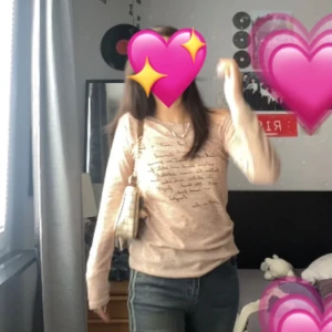 Tröja med fint tryck  - En jätte fin tröja med en sne halsring design (halv offshoulder). Jätte bra skick använd  max 3 ggr. Säljer pågrund av att den inte kommer till användning🥲