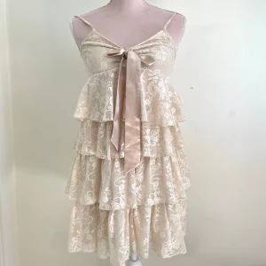 Klänning  - Vacker volang klänning storlek s♡