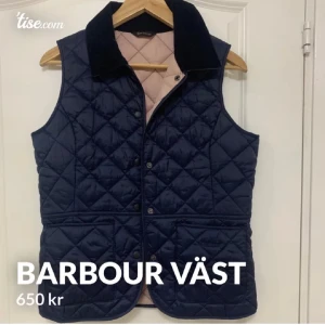 Barbour bäst  - Mörkblå barbour väst i storlek S. Använd få gånger.   Nypris: 1300 Pris: 650 Priset kan diskuteras.   Skicka meddelande om du vill ha flera bilder på västen.  