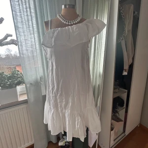 Klänning  - Klänningen är aldrig använd, därför i väldigt bra skick 💕💕 fin nu till sommaren, till exempel till skolavslutningar 💕