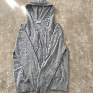 Säljer nu min tvärfeta Cashmereblanding hoodie från barlucio som är helt slutsåld på deras hemsida. Hoodien har inga defekter alls och är knappt använd 💯‼️