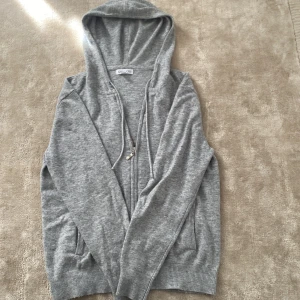 Cashmere Zip Hoodie  - Säljer nu min tvärfeta Cashmereblanding hoodie från barlucio som är helt slutsåld på deras hemsida. Hoodien har inga defekter alls och är knappt använd 💯‼️