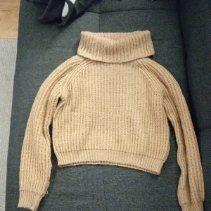 Kaffe brun tröja☕️ - Tröjan är från KappAhl. Den är storlek 134-140. Den är i helt okej skick. Går att sänka priset lite👍