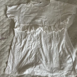 Tröja zara - Jätte söt tröja ifrån zara. Aldig andväning endast testad. Hör av dig om du har någon fråga. Storlek 170 men skulle säga att de passa xs-s