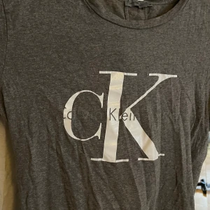 Calvin klein tshirt  - Fint skick! 80 kr  Knappt använd 