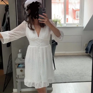 Klänning  - Säljer denna jättefina klänningen ifrån DM (Dennis Maglic) i storlek xs. Använd en gång så den är som ny och har inga defekter. Perfekt till studenten eller skolavslutningen!