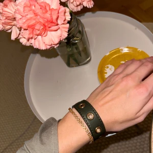 Edblad armband - Så snyggt armband från Edblad i militärgrönt & guld 