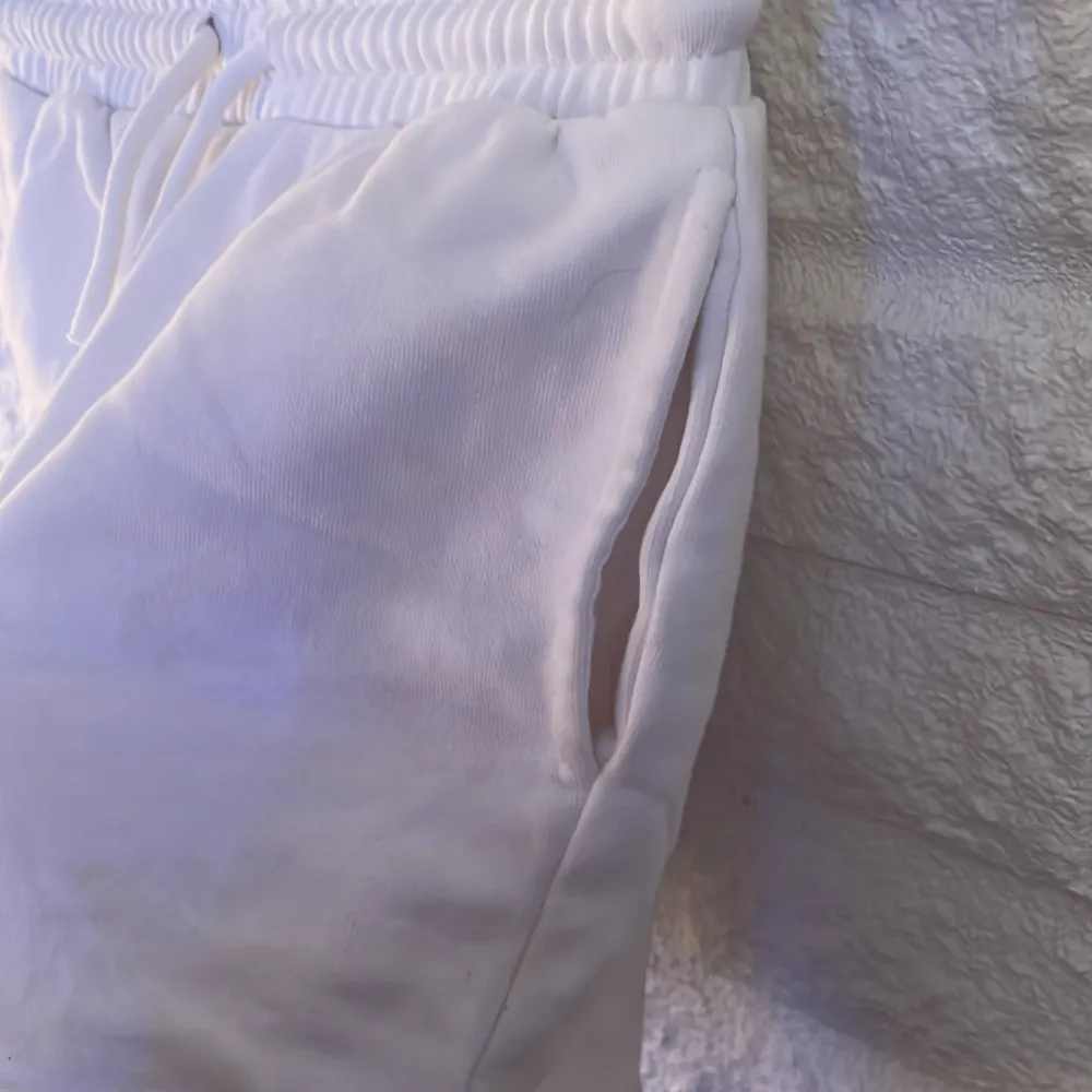 Vita mjukisshorts, nästan aldrig använd ❤️ storleken är 134/140, men de är väldigt stora . Shorts.
