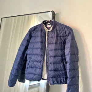 Tommy Hilfiger jacka - Dunjacka från Tommy Hilfiger. Använd fåtal ggr, väldigt fin💕💕 perfekt till våren 