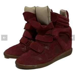 Isabel marant skor  - Säljer mina Isabella marant skor, köpte dom här på plick av en tjej i augusti. Fick ingen dustbag eller kartong så vet inte riktigt om dom är äkta eller inte därav priset. Har använt dom två ggr sen jag köpte dom. Skriv privat för egna bilder.