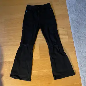Jag säljer dessa svarta jeans eftersom dem är för små. Dem är aldrig använda. Köpta på H&Ms barnavdelning för 200kr i storlek 158 passar en XS.