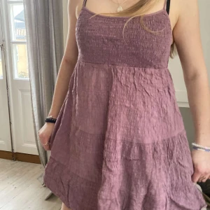 ZARA sommarklänning - Fin och trendig lila klänning från Zara!