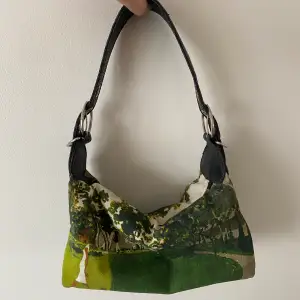 Söt liten väska med målning som mönster