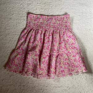Blommig kjol från Gina tricot i strl XS