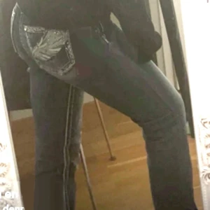 Miss me jeans - Super fina miss me jeans i storlek 27/S . Köpte från plick men Säljer för att de inte kommer till användning, inga defekter och ser helt nya ut. De är också bootcut❤️!!första och tredje bilden är från förra ägaren!! Förra ägaren använde de 1 gång.
