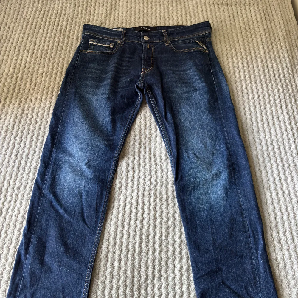 Size 31, Replay grover, skick 8/10, vid fler frågor hör av dig!  Pris kan diskuteras . Jeans & Byxor.