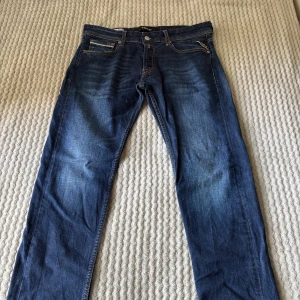 Säljer ett par feta Replay Grover Jeans! - Size 31, Replay grover, skick 8/10, vid fler frågor hör av dig!  Pris kan diskuteras 