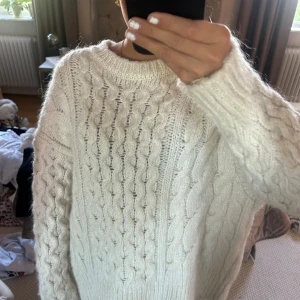 Kabelstickad tröja - Galet snygg Kabelstickad tröja!